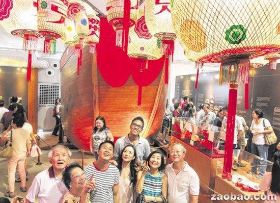 中国侨网蔡亿辉（前排左三）和家人开心地观赏潮州灯笼。（新加坡《联合早报》/周柏荣 摄）