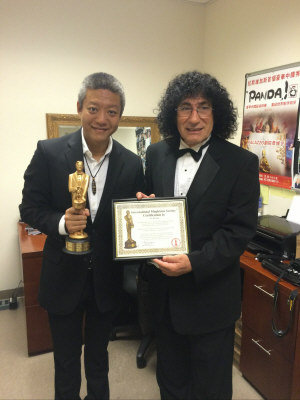 中国侨网赌城熊猫秀魔术演员于泊然，获国际魔术协会颁奖。（美国《世界日报》）