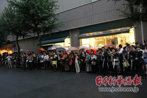 中国侨网店外排队等候的民众。(日本新华侨报网/林道国 摄)