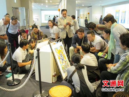 中国侨网嘉宾观看彩绘唐卡制作。（文化部网站）