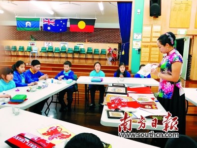 中国侨网图为饶宝莲在悉尼的多家学校和文化中心交流,展示佛山剪纸。
