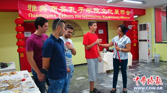 中国侨网希腊雅典商务孔子学院院长杨秀琴向希腊学生传授中国文化知识。(《中希时报》)