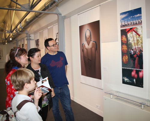 中国侨网展览作品引起了观众的兴趣。(法国《欧洲时报》/黄冠杰 摄)
