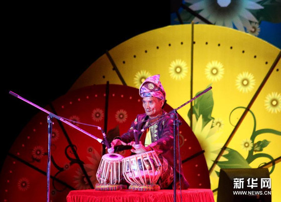 中国侨网在缅甸仰光，演员表演传统乐器。（吴昂/摄）