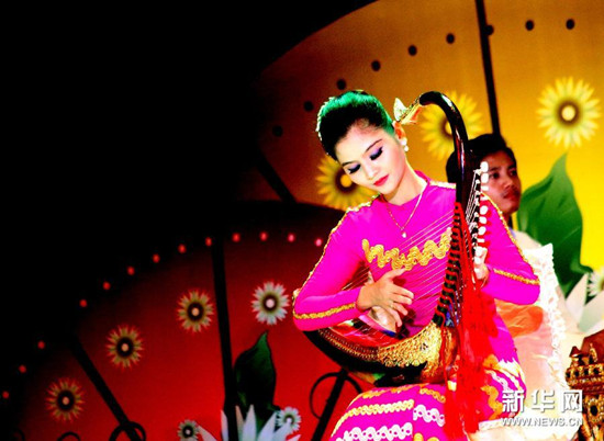 中国侨网在缅甸仰光，演员表演传统乐器。（吴昂/摄）