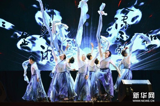 中国侨网在马来西亚吉隆坡,演员表演群舞《水墨天书》。(张纹综 摄)