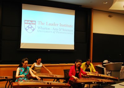 中国侨网宾州大学华顿商学院珞德国际关系暨企业管理研究所，与来自中国的国乐演奏家，举办中国民乐演奏对话演出。（美国《世界日报》/杨蕾 摄）