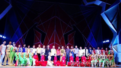中国侨网2日晚，在拉瓦格市CENTENNIAL ARENA剧场演出后，驻拉瓦格市总领事、菲华各界联合会主席、菲律宾北伊洛戈斯省长、拉瓦格市长与演员合影