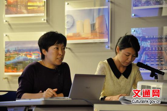 中国侨网北京大学考古文博学院讲师路菁(左)。(文化部网站)
