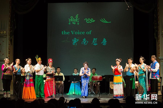 中国侨网傣族女高音歌唱家金小凤（中）率“云南声音”艺术团成员谢幕。（弗尔季·奥蒂洛 摄）