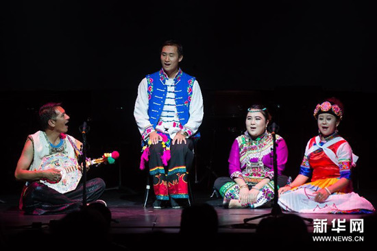 中国侨网“云南声音”艺术团的演员表演彝族和傈僳族的《情歌联唱》。（弗尔季·奥蒂洛 摄）