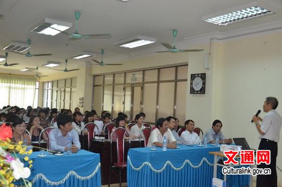 中国侨网雄王大学副校长、教师及学生在听讲座。(文化部网站)