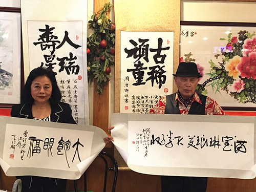 中国侨网周唐轩介绍即将登场的书法联展。(美国《侨报》/林宜莹 摄)