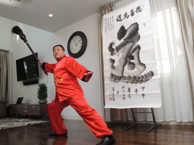 中国侨网王厚堂一笔写下的“道”字,“墨分五色”结合书与画的精髓。(美国《世界日报》/吕贤修 摄)
