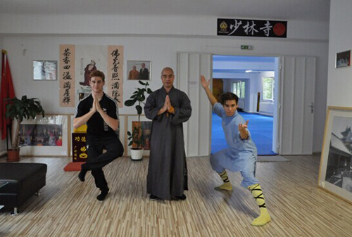 中国侨网延良法师同弟子Markus Hanisch和弟子天佑。(法国《欧洲时报》中欧东欧版/王韵 摄)