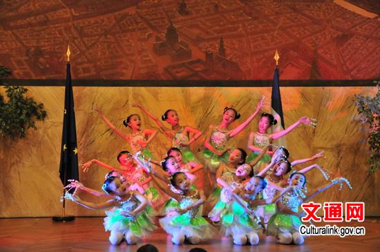 中国侨网小荧星艺术团小演员们的精彩舞蹈表演。（文化部网站）