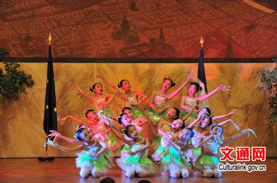 中国侨网小荧星艺术团小演员们的精彩舞蹈表演。(文化部网站)
