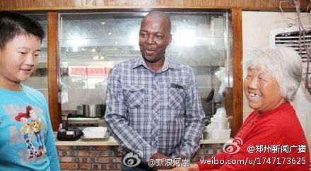 中国侨网南非总统儿子喝胡辣汤。