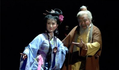 中国侨网旦角“梅花奖”得主陈巧茹（左）主演女角蒲兰，净角、也是“梅花奖”得主孙普协（右）演白老头。（美国《世界日报》） 