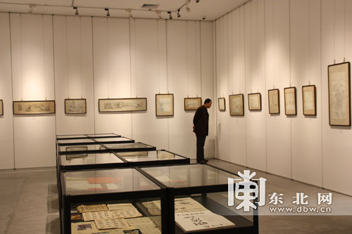 中国侨网一名观众在参观画展。（杨帆 摄）