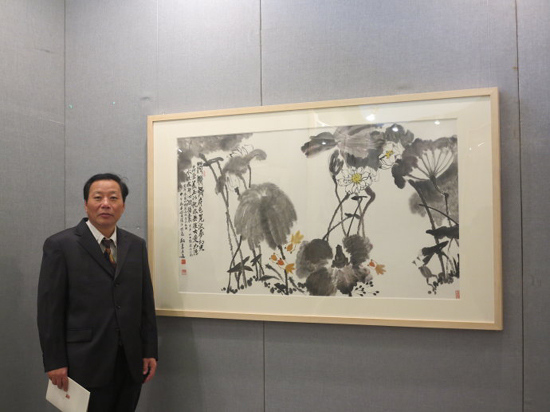 中国侨网魏来五道与其画作《荷娘图》（部分）