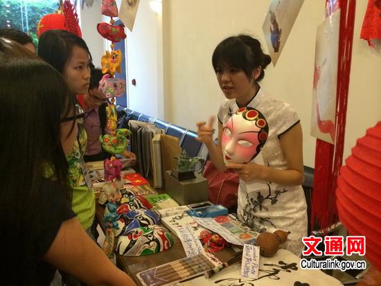 中国侨网龙思伶向越南学生在介绍中国京剧脸谱。(文化部网站)