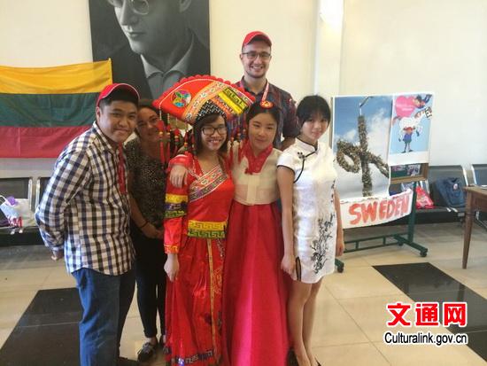 中国侨网中国展位的越南学生身穿中国壮族服装。(文化部网站)