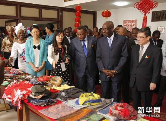 中国侨网10月15日,刚果(布)国务部长弗洛朗·齐巴(前右二)与文化与艺术部长让·克劳德·加高索(前右三)参观中国手工艺品展台。(刘锴 摄)