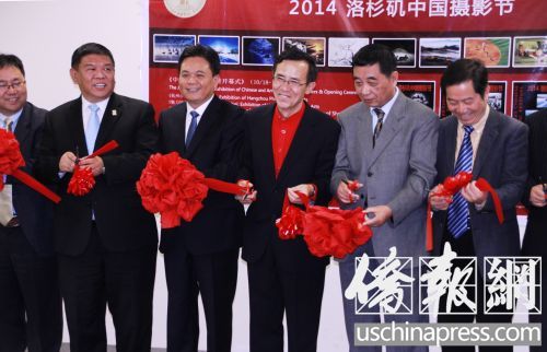 中国侨网文化参赞车兆和(左四)、阿罕布拉市市长沈时康(左二)洛杉矶中国摄影节执行主席金问褆(左五)、杭州文联副主席张友国(左三)等在洛杉矶中国摄影节开幕式上剪彩。(美国《侨报》/邱晨 摄)