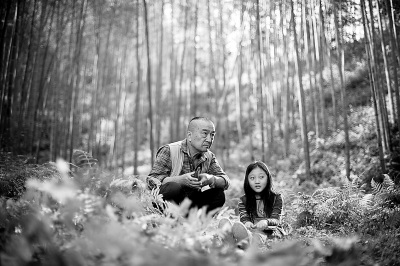 中国侨网《夜莺》中的祖孙俩在故乡的大自然中体会到亲情的珍贵意义。