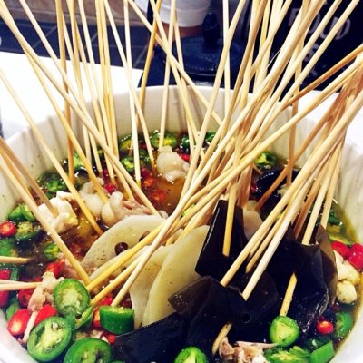 中国侨网四川钵钵鸡好看又好吃。(美国《世界日报》/张宏 摄)