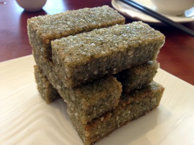 中国侨网上海人特色早餐苔条粢饭条。(美国《世界日报》/张宏 摄)