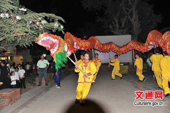 中国侨网舞动中国龙。(文化部网站/高峰 摄)
