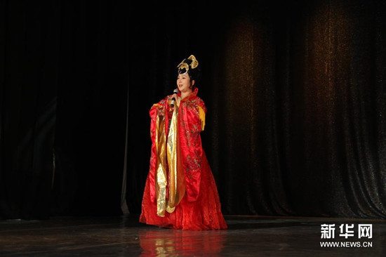 中国侨网在俄罗斯远东符拉迪沃斯托克普希金剧院，中国海外巡演艺术团的演员进行表演。（瓦列里 摄）