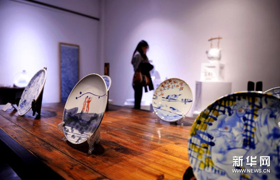中国侨网一名女子在“云空间”艺术展厅内观赏“蓝色革命”联展作品。(陈子夏 摄)