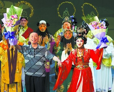 中国侨网在梅兰芳故乡泰州首演后，梅葆玖携弟子上台谢幕。