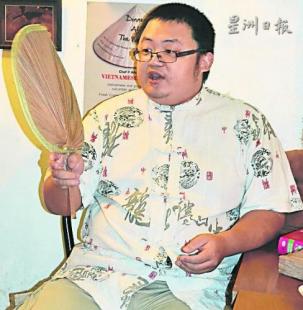 中国侨网手摇一蒲扇,辅以伴随《封神榜》剧情那充满画面感的声调,林志诚的讲古,靠的是勤练苦工和自小阅读章回小说打下的基本功。(马来西亚《星洲日报》)