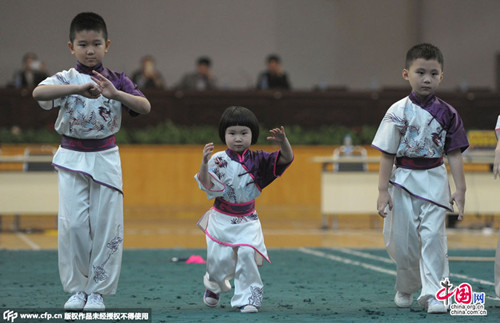 中国侨网2014年10月22日,郑州,第十届郑州国际少林武术节上,印度尼西亚的3岁女选手萌翻全场。
