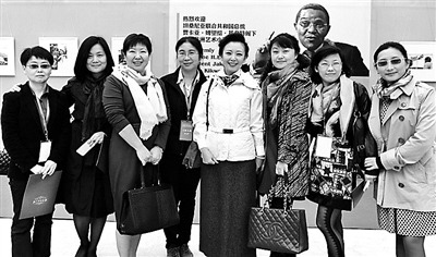 中国侨网图中8位女士均将在纪录片中亮相。