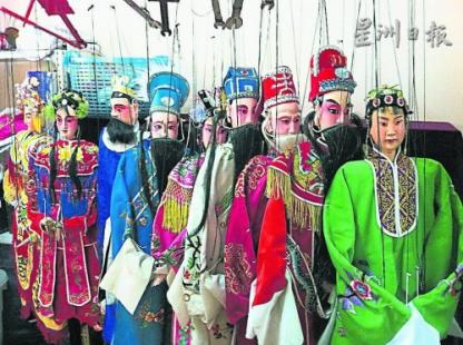 中国侨网每个木偶高约两尺半，少者8线，多者16线。（马来西亚《星洲日报》）