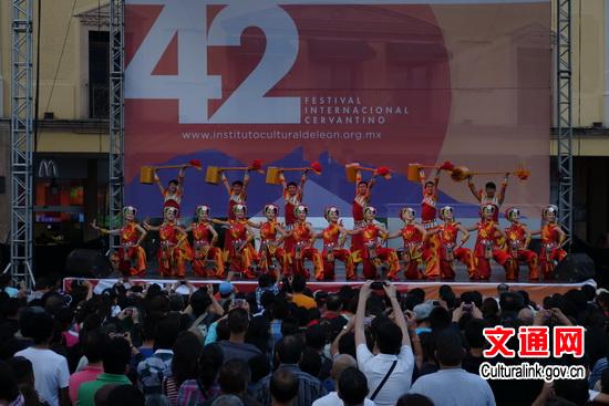 中国侨网云南文化艺术团首访墨西哥塞节演出现场