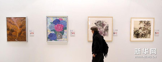 中国侨网10月23日，参观者在观看展出的作品。（姚剑锋 摄）