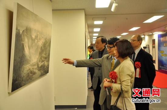中国侨网艺术家向刘亚明总领事（近一）介绍作品。