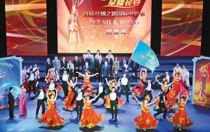 中国侨网闭幕式会旗交接仪式 记者 尚洪涛 摄