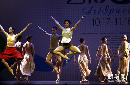中国侨网荷兰国家芭蕾舞团的舞者在上海城市音乐草坪广场表演经典芭蕾剧目《光与影》。(任珑 摄)