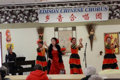 中国侨网图为女高音独唱。(美国《世界日报》)