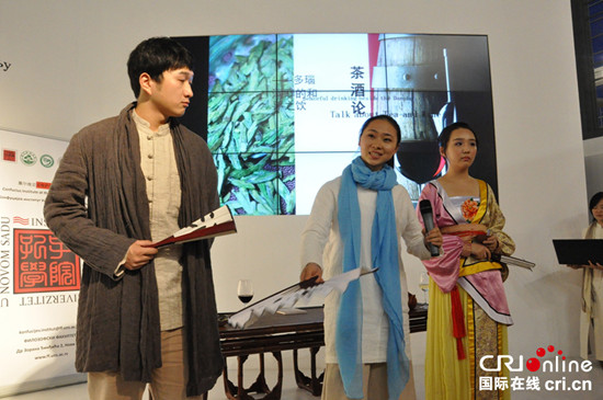中国侨网浙江农林大学茶文化学院的师生们身着茶服进行声情并茂的演绎。