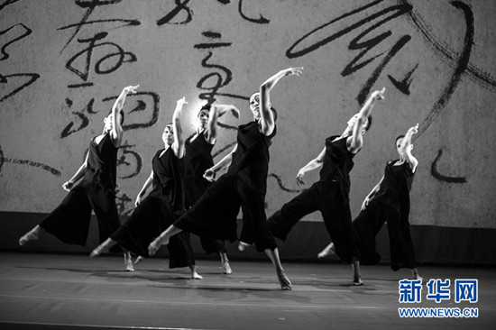 中国侨网“共享空间”演员在长篇现代舞《万象甲骨》中精彩表演。