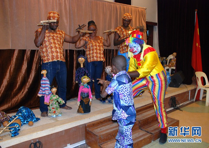 中国侨网图为贝宁木偶艺术家与儿童互动。（曹肃 摄）