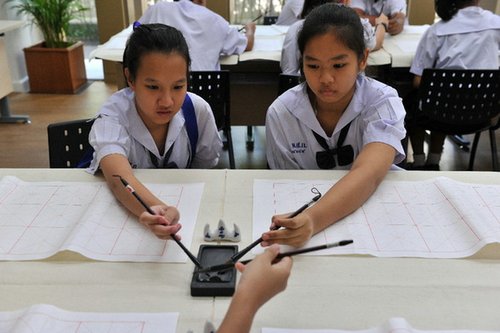 中国侨网图为泰国学生学写书法。(高健钧 摄)